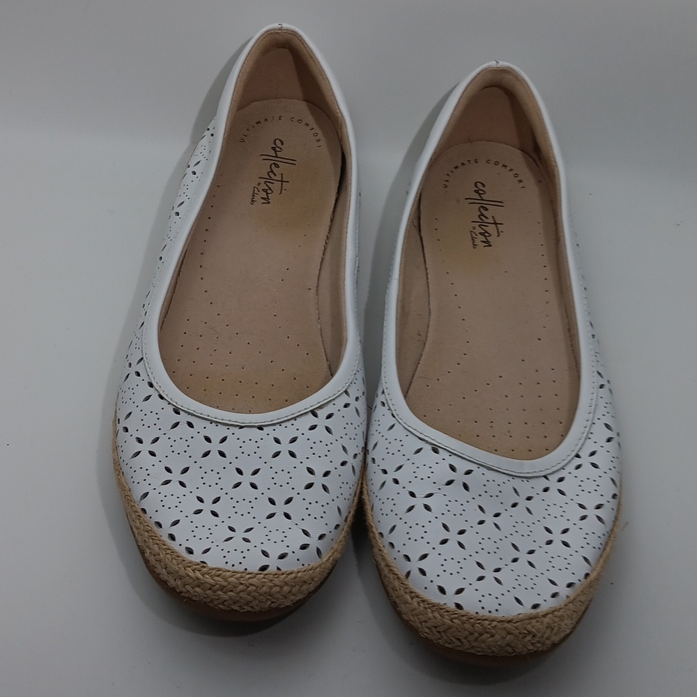 CLARKS WHITE/TAN WOMEN'S FLATS